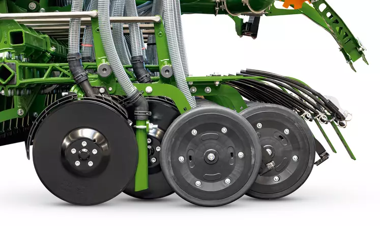 Le combiné de semis Amazone Centaya-C Super peut recevoir des éléments double-disques TwinTec déposant les produits de manière séparée à deux profondeurs différentes : le premier arrive au niveau du double-disque et le second est acheminé par une descente supplémentaire devant la roue de jauge.