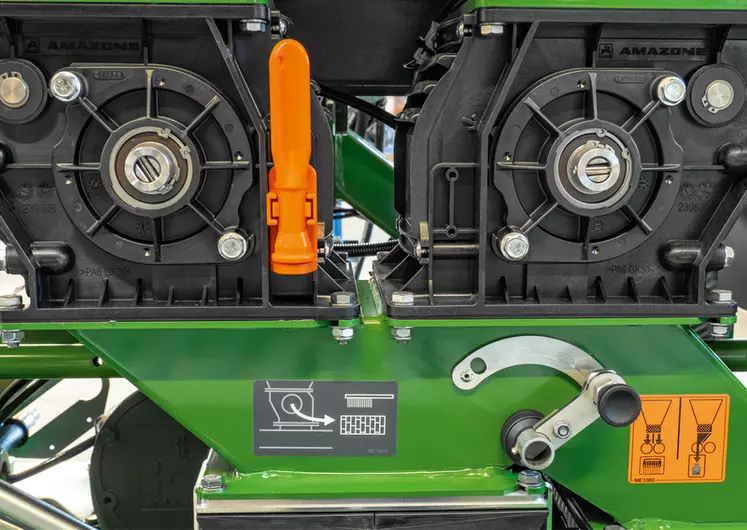 Le combiné de semis Amazone Centaya-C Super dispose de deux doseurs à entraînement électrique pilotés par Isobus. 