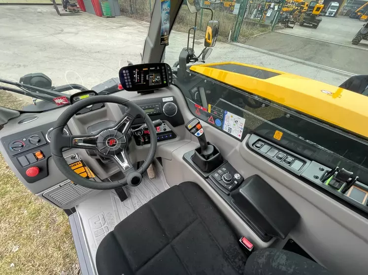 L'intérieur de la cabine duchargeur télescopique Dieci Agri Max Power X2 est commun à celle des modèle Agri Max VS à transmission hydrostatique.