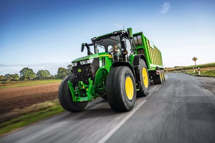 Les tracteurs John Deere 7R bénéficient d'un direction plus précise et d'un freinage plus puissant, améliorant le confort et la sécurité sur route.