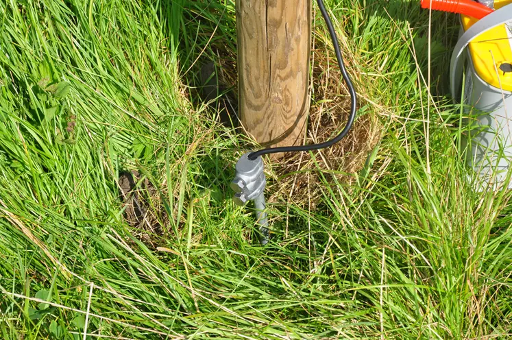 Un câble de connexion monobrin galvanisé doublement isolé de 2,5 mm de diamètre est à privilégier. © Gallagher