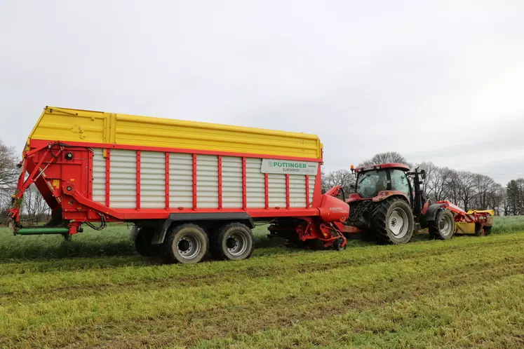 Le tracteur de 120 ch utilisé à l'affouragement est remplacé par un 200 ch à l'ensilage d'herbe. © M. Portier