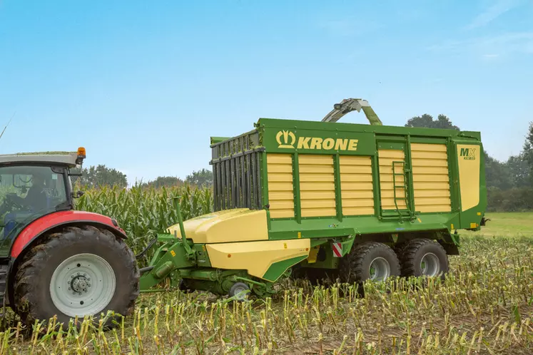 Au transport de maïs, la remorque autochargeuse est impactée par son poids à vide et la répartition des masses suivant la position des essieux. © Krone