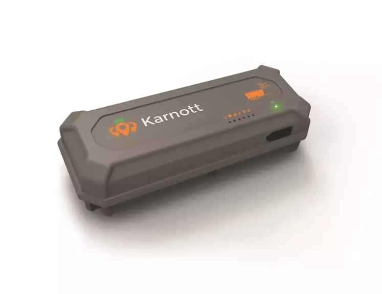 Karnott et Samsys proposent une autonomie de batterie équivalente à trois mois d’usage en journées complètes de travail. 365FarmNET annonce cinq ans. Si l’usage est très saisonnier, la durée d’utilisation en sera d’autant plus longue. Un SMS est envoyé lorsque la batterie descend en dessous d’un certain seuil. © Karnott