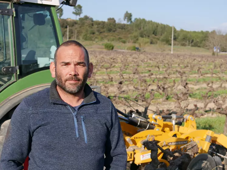 Pierre-Emmanuel Lamy, viticulteur à Rousset : "L'inclinaison des disques offre une meilleure pénétration dans le sol que sur un cover-crop. © L. Vimond