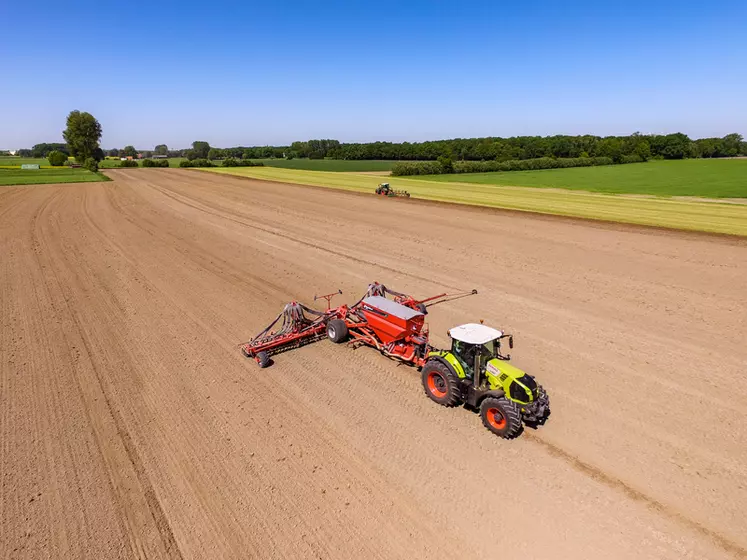 Corriger la position de l’outil n’est pas utile seulement dans les dévers. Dans les courbes, avec un outil traîné, le replacement adéquat de l’outil évite de couper les virages. © Kverneland