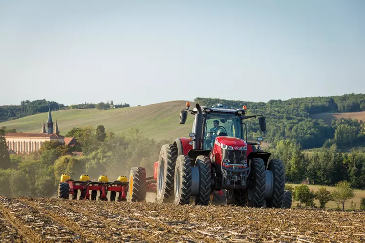 Pour les spécialistes en solutions d’agriculture de précision, l’autoguidage d’outils impose le guidage dès le semis.  © Massey Ferguson