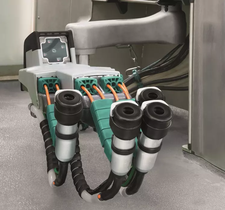 Animé par trois moteurs électriques, le robot GEA DairyRobot R9500 adopte une nouvelle génération de caméras 3D. © GEA