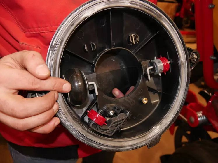 Sur le semoir Tempo de Väderstad, une petite roue de contre-pression bouche l’orifice du disque de sélection pour lâcher la graine dans le tube de descente.