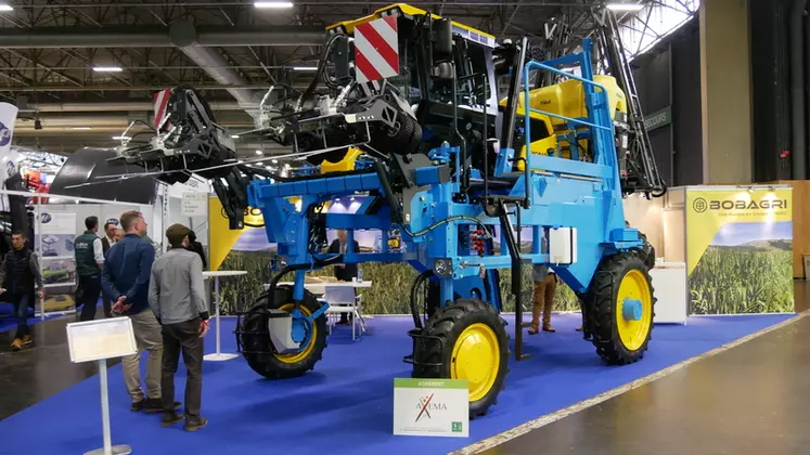 Bobard revient sur le marché des enjambeurs de grandes cultures, reprenant les couleurs jaune et bleue historiques. 