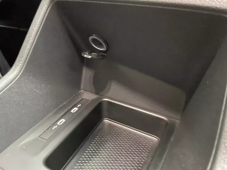 La console centrale du Volkswagen Caddy Cargo est équipée de deux prises USB-C et d'une prise allume-cigare.