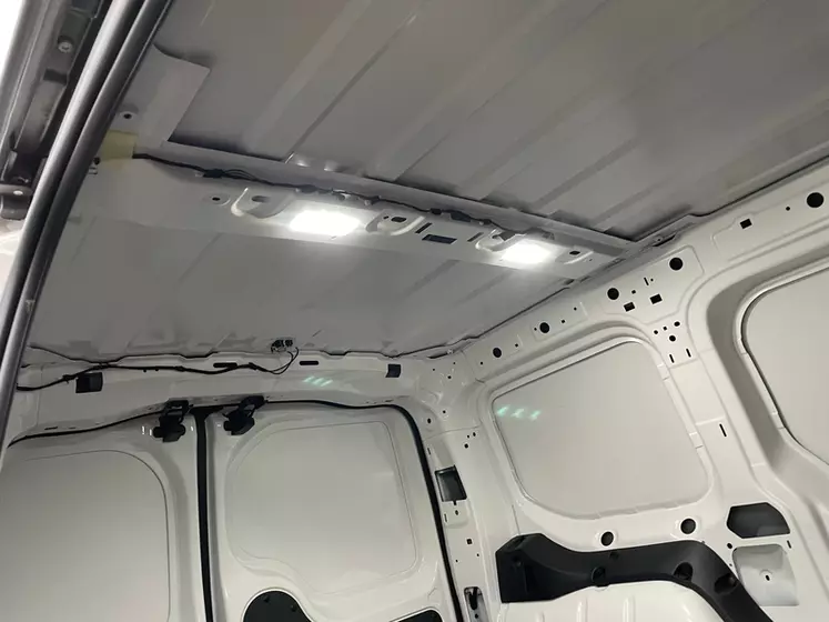Le Volkswagen Caddy Cargo est équipé de deux lampes à leds dans l'espace de chargement.