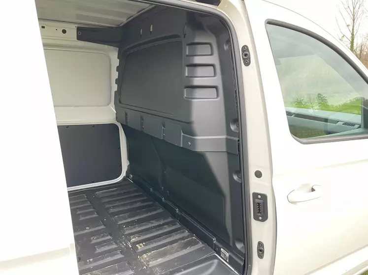 Le Volkswagen Caddy Cargo est équipé en série d'une cloison de séparation en matière plastique.