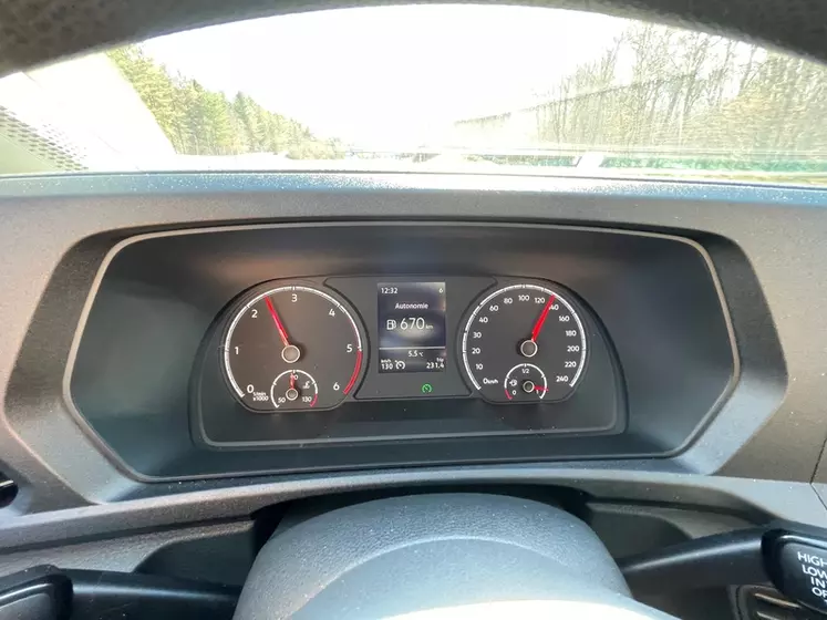 En option, les compteurs du Volkswagen Caddy Cargo sont remplacés par l'écran Digital Cockpit à l'affichage personnalisable.