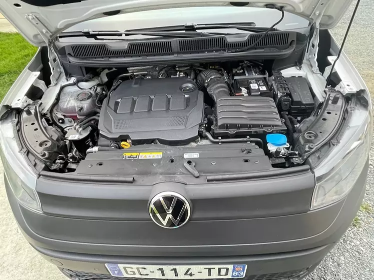 Volkswagen n'a pas jugé utile de monter des vérins oléopneumatiques pour maintenir ouvert le capot moteur du Caddy Cargo. 