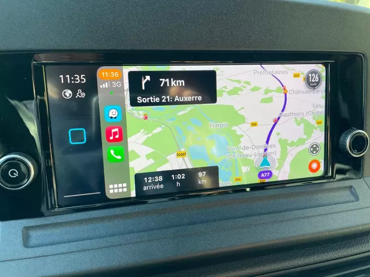 Le Volkswagen Caddy Cargo ne dispose pas de GPS. Il faut utiliser connecter le smartphone avec un fil et utiliser son application de navigation.