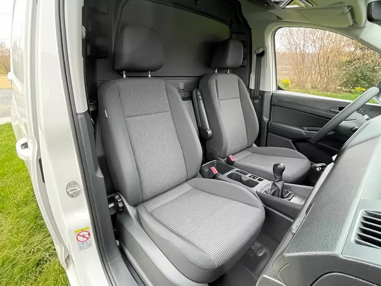 Le Volkswagen Caddy Cargo reçoit en option des sièges en simili cuir à la place des modèles en tissu.