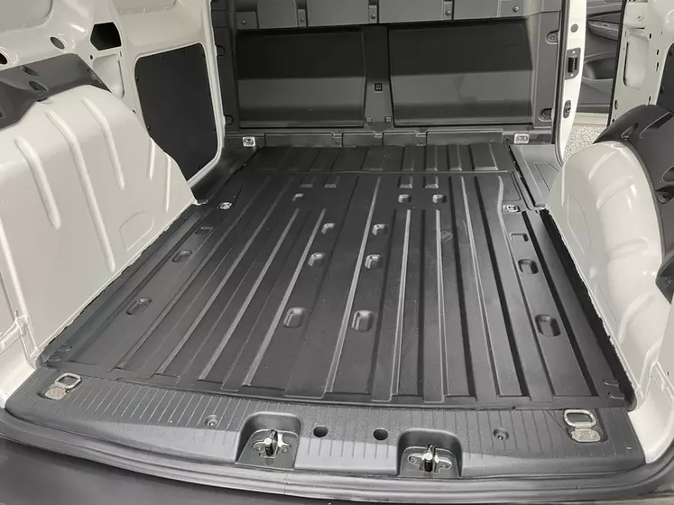 Le Volkswagen Caddy Cargo affiche une longueur au plancher de 1,79 m (2,15 m sur le Cargo Maxi).