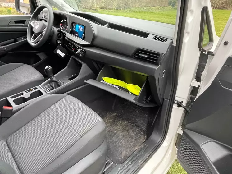 Le Volkswagen Caddy Cargo bénéficie d'une boîte à gants fermant à clé.