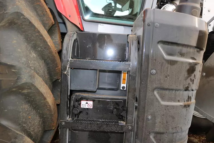 Au niveau du marchepied de droite des tracteurs Massey Ferguson MF 6S 180 et 7S 180, on contrôle rapidement le niveau de l’huile hydraulique et on atteint les cosses de la ...