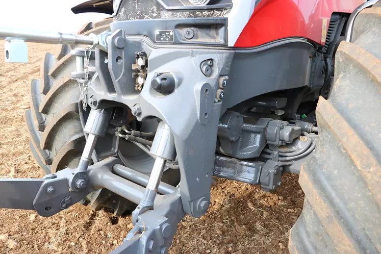 Le tracteur Massey Ferguson MF 6S 180 est doté d'une suspension de pont avant à vérin central. Le relevage avant est très bien intégré