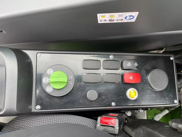 Le coupe-batterie électronique du chargeur télescopique Fendt Cargo T740 prend place à droite du siège (bouton jaune).