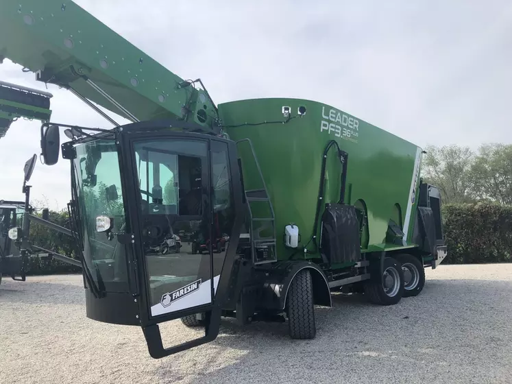 La mélangeuse automotrice Faresin à trois vis verticales dispose de trois essieux directeurs.