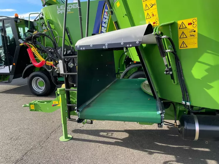Les remorques mélangeuses Faresin PF1, PF2 et PF3 adoptent un tapis de distribution sans fin à la surface rugueuse. 
