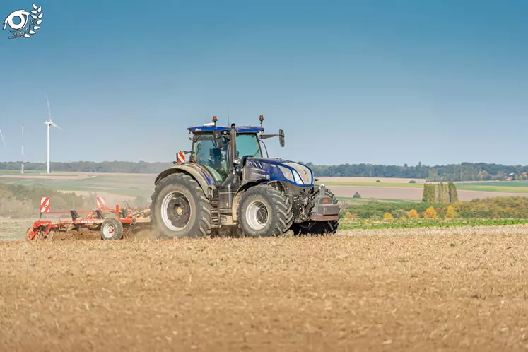 <p>Le tracteur New Holland T7.315 HD dédié au labour et à la préparation du sol chausse des pneumatiques Michelin Axiobib 2 de dimension VF 710/75 R42.</p>