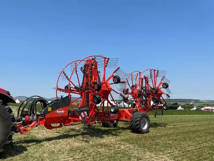 <p>L'andaineur à quatre rotors Kuhn GA 13231 mesure au transport 3,95 m de haut et 9,95 m de long.</p>