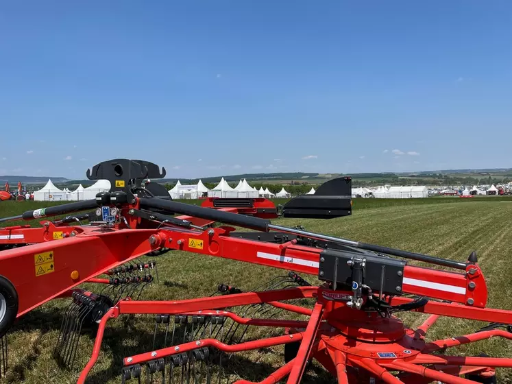 <p>Les deux rotors arrière de l'andaineur Kuhn GA 13231 s'ajustent en écartement pour régler la taille de l'andain entre 1,40 et 2,40 m.</p>