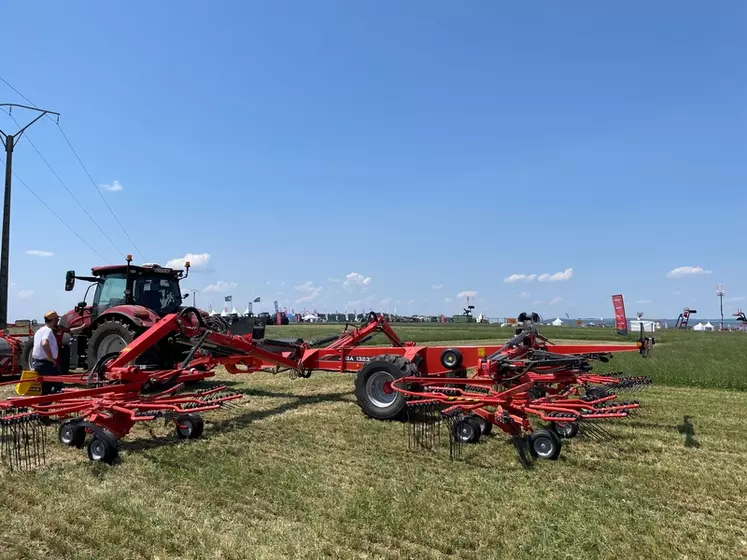 <p>L'andaineur à quatre rotors Kuhn GA 13231 présente une largeur de travail allant de 8,40 à 12,50 m.</p>