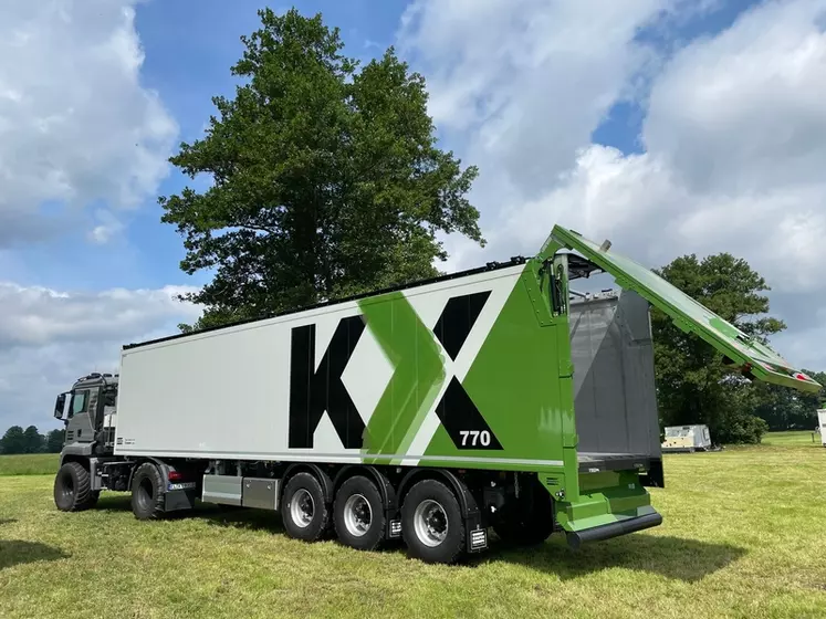<p>La semi-remorque KX de Knapen à déchargement à plat se décline en capacité de 65 et 77 mètres cubes.</p>