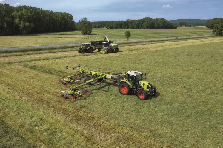 L'andainage juste avant l'ensilage permet de profiter au maximum de l'effet de séchage naturel du fourrage