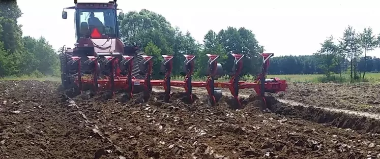 Charrue portée 10 corps Arados Fontan avec Case IH Quadtrac STX450 au labour