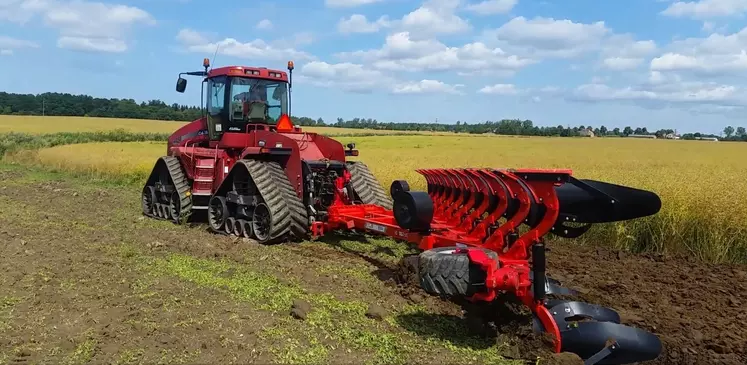 Charrue portée 10 corps Arados Fontan + Case IH Quadtrac STX 450