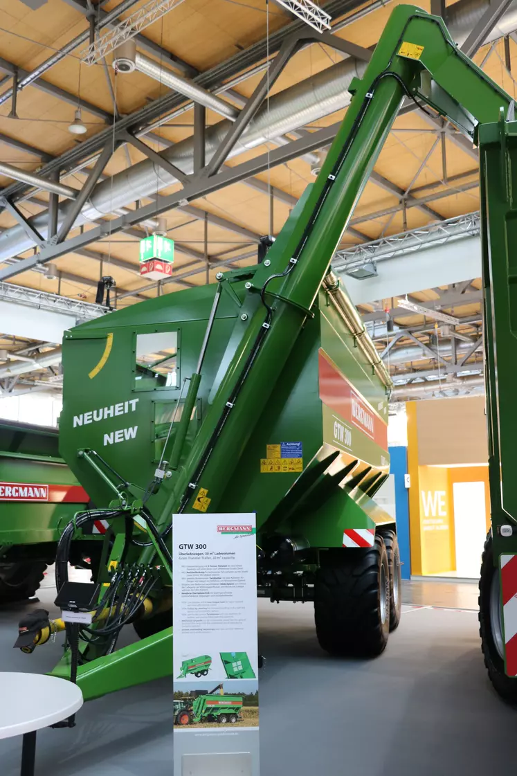 Transbordeur Bergmann GTW 300 de 30 mètres cubes à deux essieux.