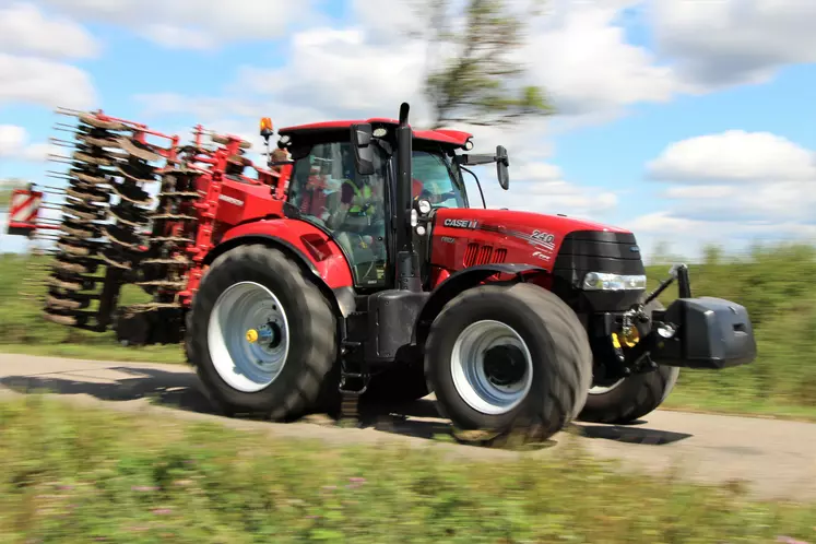 Un tracteur avec un outil porté de plus de 2,55 mètres de large est limité sur la route à 25 km/h.