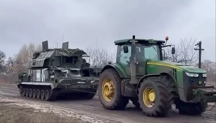 Blindé russe tracté par un tracteur ukrainien. 