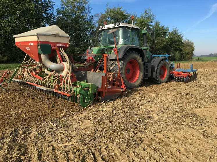 Le montage d’une barre de semis sur la pelle-bêche permet d’implanter les céréales en un seul passage.