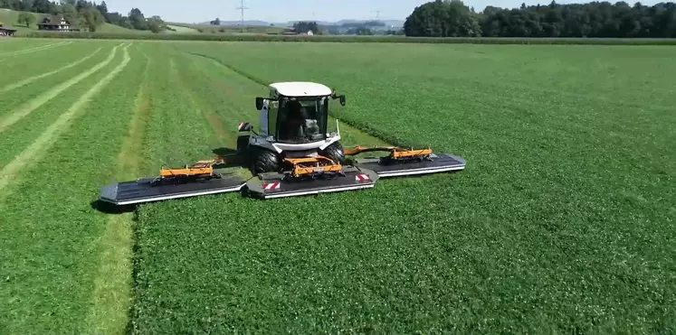 L'automoteur de fauche Cutaro SR 1100 propose un quasi alignement des trois lamiers.