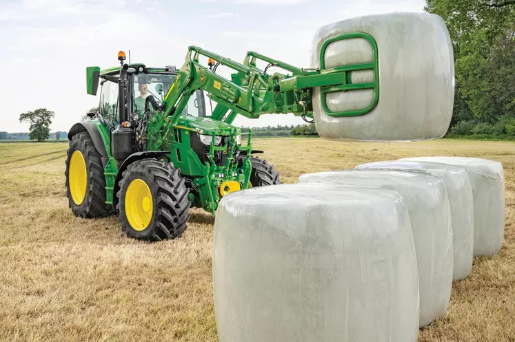 Certains systèmes de pesée, comme le DWS de John Deere, permettent de comptabiliser le nombre de balles, tout en cumulant le poids de fourrage manipulé.