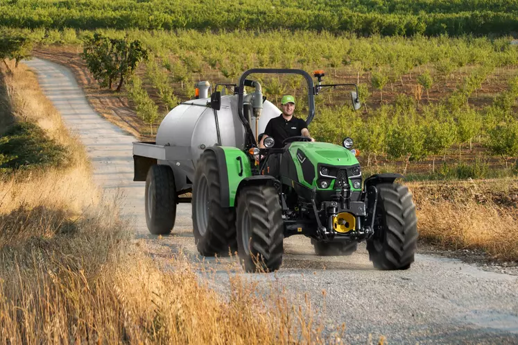 Les tracteurs Deutz-Fahr 5 TB se destinent aux aviculteurs, aux éleveurs de montagne, aux verges bas et aux maraîchers équipés de serres.