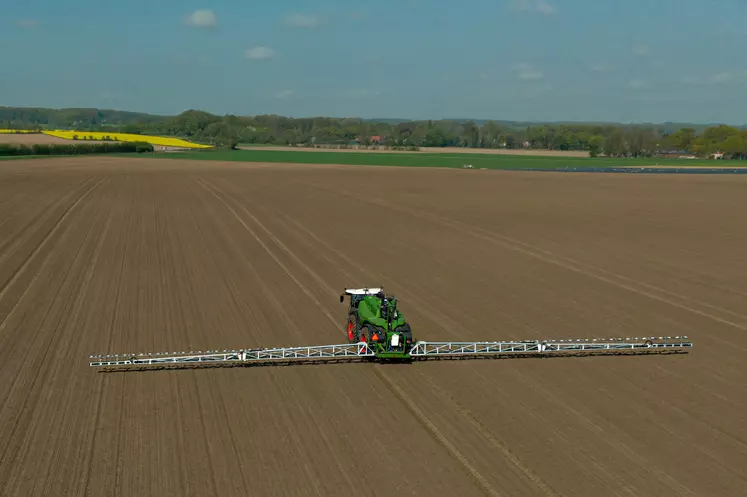 Depuis 2021, Fendt teste la solution de pulvérisation ciblée Smart Farming de Bosch BASF Smart Farming. L'entreprise bavaroise passe à la phase de commercialisation pour 2024. 