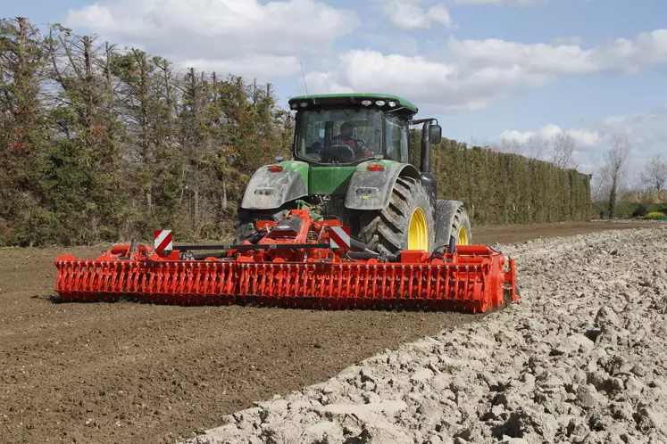 L’offre des constructeurs comprend aujourd’hui des fraises rotatives repliables de grande largeur qui procurent de bons débits de chantier avec des tracteurs de forte puissance.