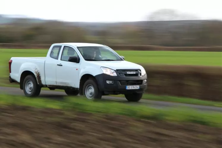 Véhicule utilitaire tout terrain dans les champs