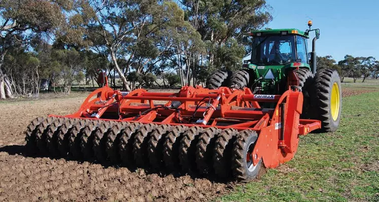 Farmax recommande un tracteur de 200 chevaux pour sa rotobêche semi-portée de 4,50 mètres de largeur de travail.