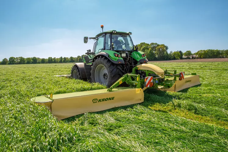 La faucheuse simple associée à un passage de faneuse offre une bonne qualité de fourrage et permet d’obtenir un bon débit de chantier sans recourir à un gros tracteur.