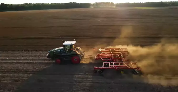 Fendt 1100 Vario MT au travail au champ.