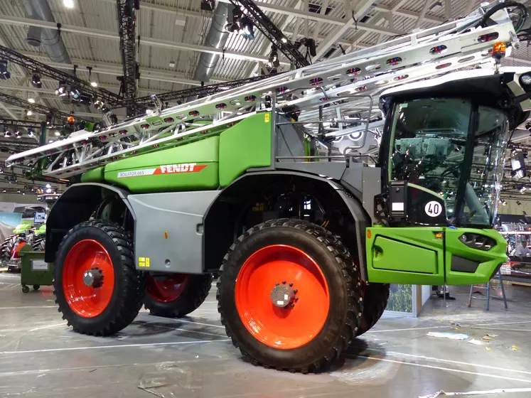 Pulvérisateur automoteur Fendt Rogator 665